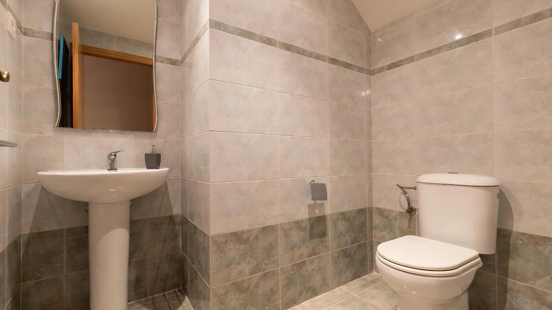 Uhc Golden Pineda Apartments La Pineda