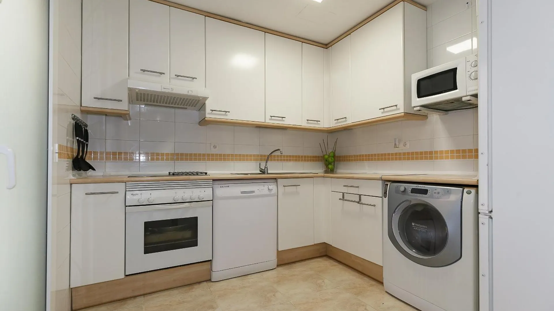 Uhc Golden Pineda Apartments La Pineda