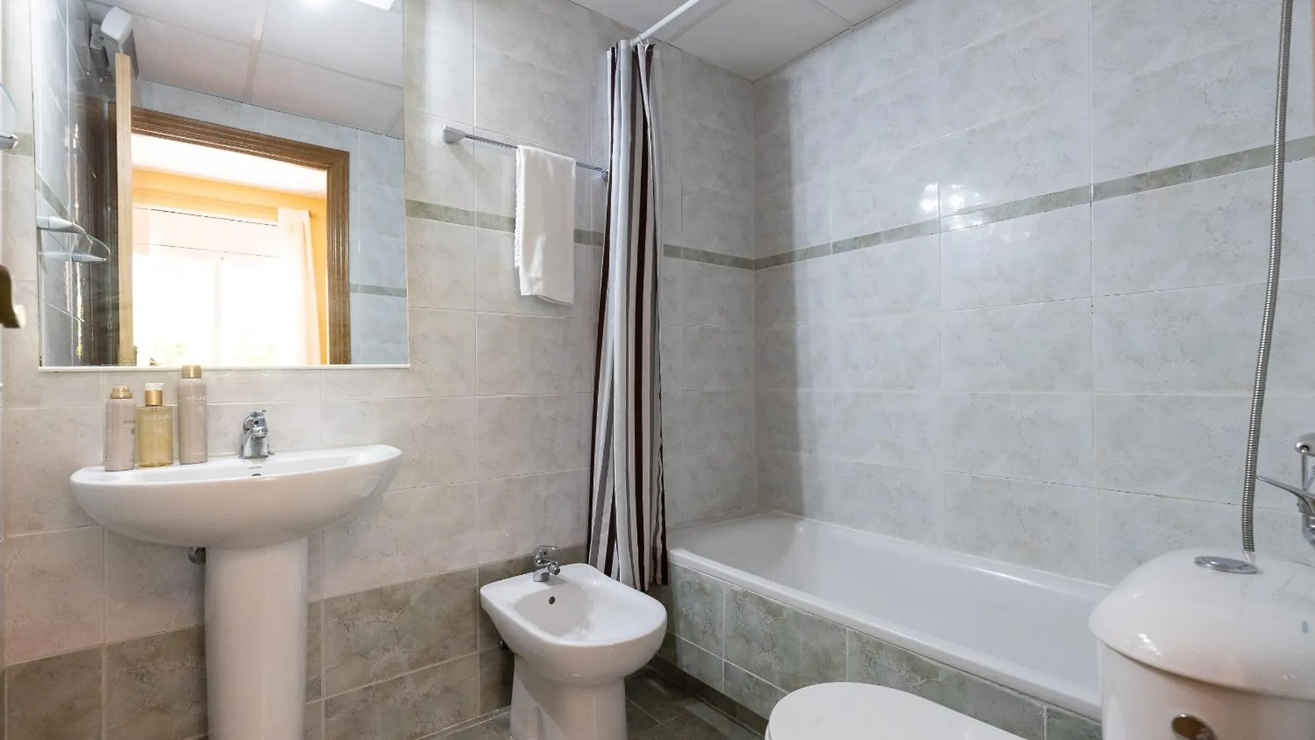Uhc Golden Pineda Apartments La Pineda