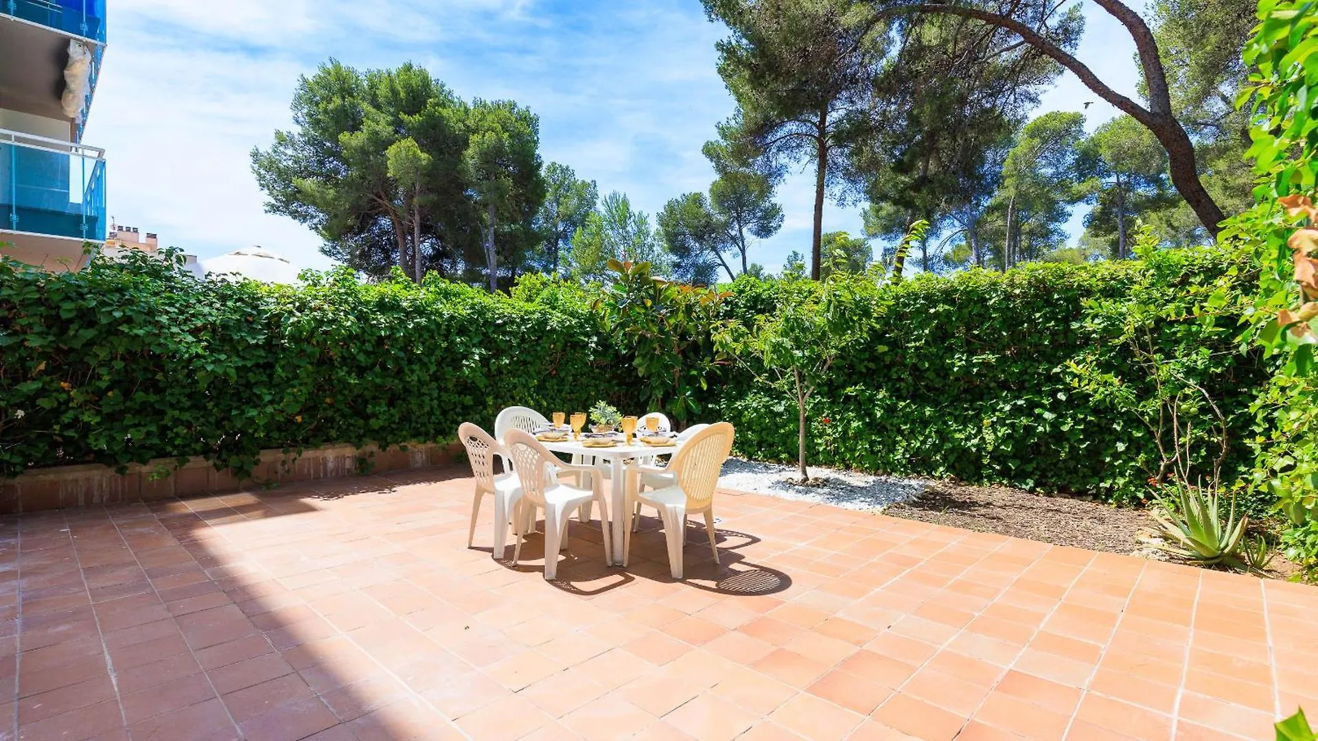 Uhc Golden Pineda Apartments La Pineda